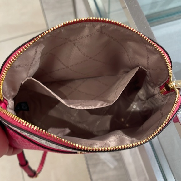 MICHAEL KORS
Jet Set Travel Medium Color-Block Signature Logo Dome Crossbody Bag - Picture 3 of 16